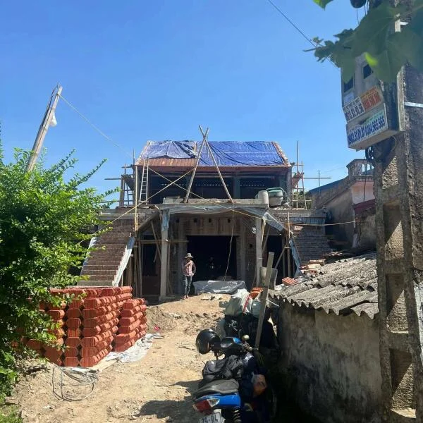Lắp dựng nhà gỗ 4 vì 3 gian gỗ Lim xanh Nam Phi trên tầng 2 tại Nam Định