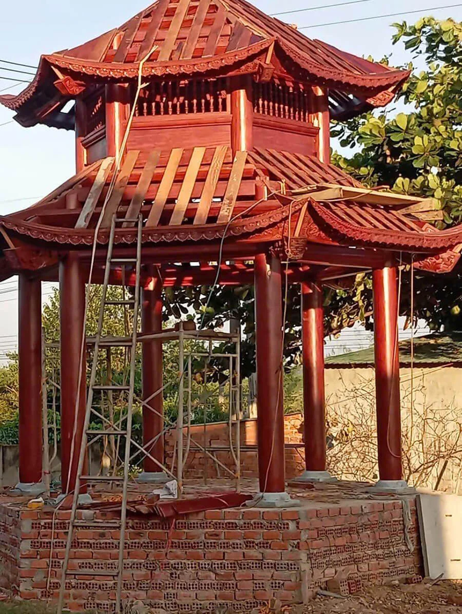 thi-cong-lau-tra-luc-giac-2-tang-mai-go-lim-xanh-nam-phi-tai-krong-ana-dak-lak-1