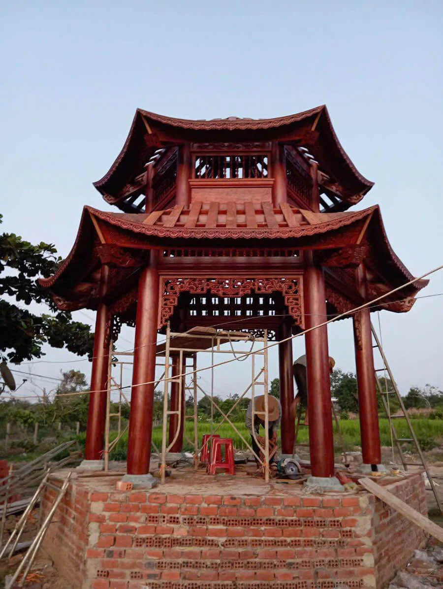 thi-cong-lau-tra-luc-giac-2-tang-mai-go-lim-xanh-nam-phi-tai-krong-ana-dak-lak